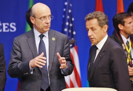 前总统萨科齐(Nicolas Sarkozy)(右)和前总理朱佩(Alain Juppé)(左)纷纷在近日宣布将参加人民运动联盟总统候选人初选。(Getty Images) 前总统萨科齐(Nicolas Sarkozy)(右)和前总理朱佩(Alain Juppé)(左)纷纷在近日宣布将参加人民运动联盟总统候选人初选。(Getty I