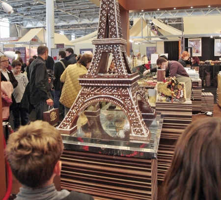 巴黎巧克力沙龙上用巧克力制作的埃菲尔铁塔模型(AFP/Getty Images)