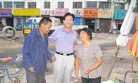 伊庆民（中）和当年送给他玉米棒的农妇（右）（网络图片）