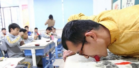 韩晓明以舌代笔作画现场。