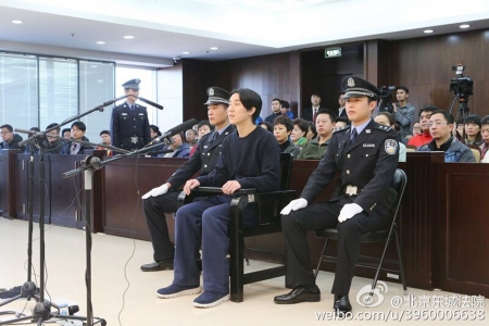 房祖名出庭时不穿囚衣，表情显得相当轻松。（北京市东城区人民法院官方微博）