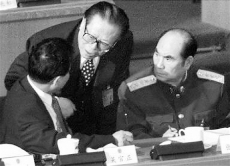 江泽民(中)与张万年(右) (网络图片)