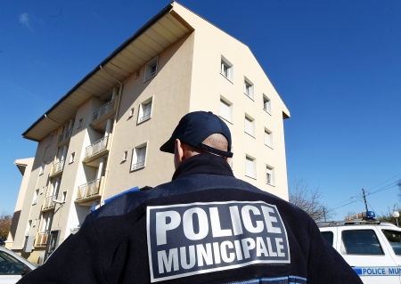 一名警察站在贝兹尔市内车臣份子居住的楼前。（AFP/Getty Images）