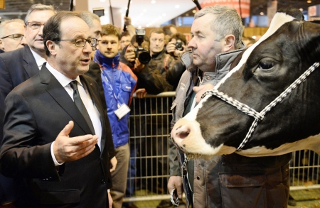 近日,法国总统奥朗德在2015年法国农业展(Salon de l'Agriculture)上与参展者交谈。(AFP/Getty Images) 近日,法国总统奥朗德在2015年法国农业展(Salon de l'Agriculture)上与参展者交谈。(AFP/Getty Images)