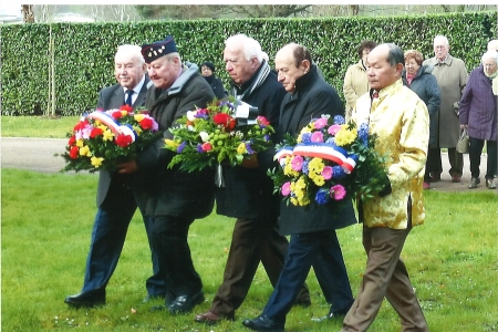 侬族印支退伍军人协会在二战70周年纪念会上与当地政要悼念抗日阵亡战士。（图片由法国侬族印支退伍军人协会提供）