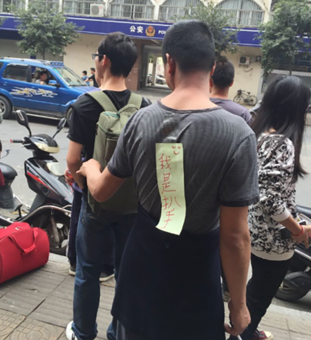 被贴“我是扒手” 却浑然不觉继续偷窃。（网络图片）