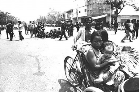 1975年4月17日,金边,按照红色高棉紧急疏散的的命令,每一个家庭都被赶出城市。(网络图片) 1975年4月17日,金边,按照红色高棉紧急疏散的的命令,每一个家庭都被赶出城市。(网络图片)