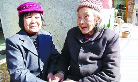 69岁的曾求容和93岁的袁华贞开心聊天。(网络图片) 69岁的曾求容和93岁的袁华贞开心聊天。(网络图片)