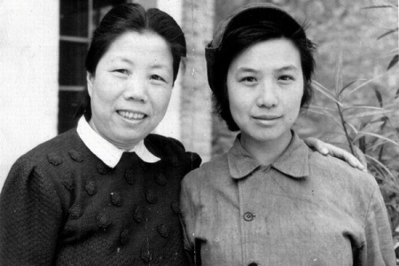 邓颖超（左）与孙维世（网络图片）