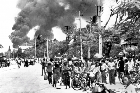 1975年4月17日，柬共进入金边后，当地的居民被赶到街道上。（AFP/Getty Images）