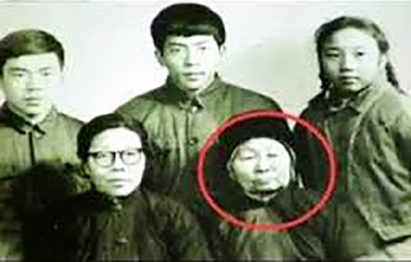        一张特殊的全家福，“奶奶”张崇贞（前右一）是不可或缺的家庭成员。（网络图片）