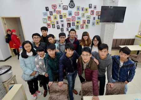 108名大学生众筹创业开了一家餐厅，餐厅内的墙上挂着部分股东的照片。（网络图片）