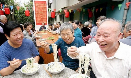 一家人在一起吃饭，需要至少15张八仙桌。（网络图片）