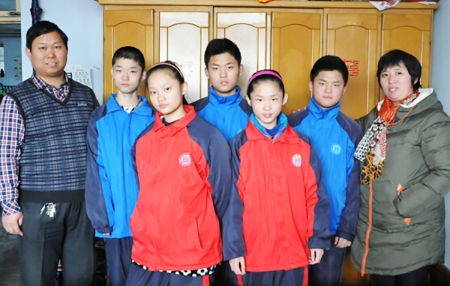 李家五胞胎和父母合影（网络图片）