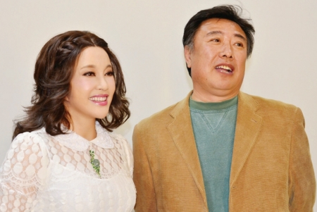 刘晓庆6月23日参加某节目，前夫陈国军意外现身。图为二人此前合影。（网络图片）