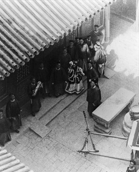 慈禧向围观老外挥手，1902年慈禧太后和光绪皇帝“回銮”，乘火车抵丰台马家堡。（网络图片）