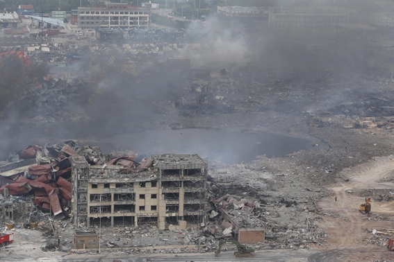大爆炸发生后,现场满目疮痍,周遭建筑已成废墟,近万辆汽车被烧毁,爆炸中心点也被炸出了一个巨大的深洞,而这个深洞的所在位置,很有可能就是存放氰化钠的地方。(Getty Images) 大爆炸发生后,现场满目疮痍,周遭建筑已成废墟,近万辆汽车被烧毁,爆炸中心点也被炸出了一个巨大的深洞,而这个深洞的所在位置,很有可能就是存放氰化钠的地方。(Get