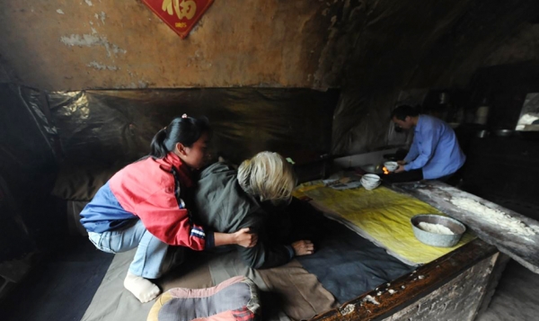 每天做好饭之后,李雪扶起奶奶把饭端到跟前。(网络图片) 每天做好饭之后,李雪扶起奶奶把饭端到跟前。(网络图片)