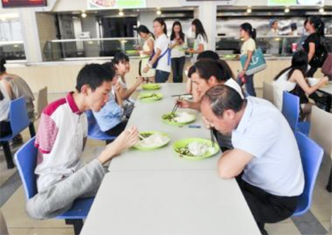 彭超和父母在食堂吃饭。（网络图片）