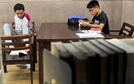 彭超在室友的陪同下到学校图书馆学习。（网络图片）