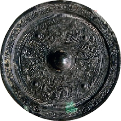 “东王公”车马画像镜 年代:东汉 直径:213mm 画像镜为东汉中后期最具特色的新镜类,多流行于长江流域,例如浙江绍兴就出土了不少画像镜,题材以神话传说为主。(网络图片) “东王公”车马画像镜 年代:东汉 直径:213mm 画像镜为东汉中后期最具特色的新镜类,多流行于长江流域,例如浙江绍兴就出土了不少画像镜,题材以神话传说为