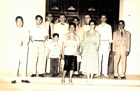 1957年11月,美国加州基督教会代表团访问越南华侨基督教会时在平西教堂大门前合照。詹张世德医生(中)以会长身份与驻堂牧师许汉隆(后左一)负责接待。陪同者有教会监事长基兴兄弟(前左一)、张医生的15岁长子詹致远(前左二)暨六岁的次子詹文蔚(前左三)。(詹致远提供) 1957年11月,美国加州基督教会代表团访问越南华侨基督教会时在平西教堂大门前合照。詹张世德医生(中)以会长身份与驻堂牧师许汉隆(后左一)负责接待。陪同者有教会