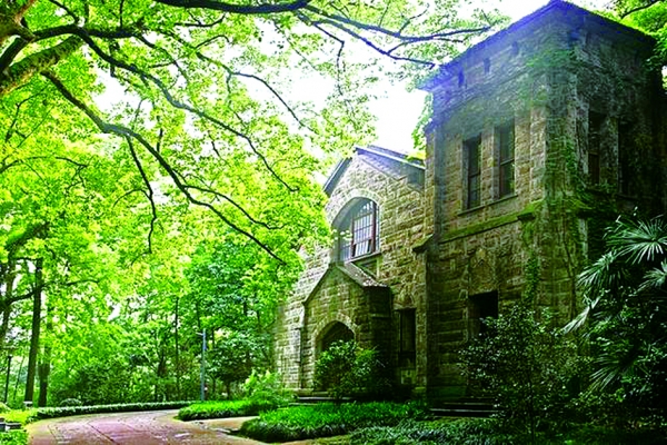 杭州之江大学“都克堂”， 现为浙江大学 小礼堂， 由美国新泽西州都克家族 捐资兴建， 是教会大学 的象征。 (网络图片)