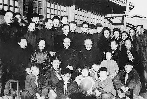 1960年3月,溥仪被分配到北京植物园工作。(网络图片) 1960年3月,溥仪被分配到北京植物园工作。(网络图片)