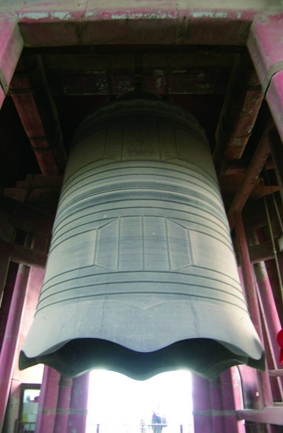 北京钟楼: 钟楼的正中 立有八角形的钟架， 悬挂“大明永乐吉日” 铸的大铜钟一口。 钟高7.02米， 直径3.4米， 重63吨， 是中国现存 体量最大、 分量最