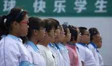 “作业量大,用眼过度”,是近年来中小学生视力问题逐年加重的首要原因。某校五年级就有许多孩子戴上了近视镜。面色不佳、肥胖、近视、不快乐,这似乎成了大多数孩子的标签。 “作业量大,用眼过度”,是近年来中小学生视力问题逐年加重的首要原因。某校五年级就有许多孩子戴上了近视镜。面色不佳、肥胖、近视、不快乐,这似乎成了大多数孩子的标签