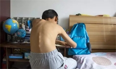 一个五年级的孩子在家写作业。家长说,由于作业多,孩子们写作业时很难长时间保持正确坐姿。孩子的脊柱小小年纪就变形的,有很多。 一个五年级的孩子在家写作业。家长说,由于作业多,孩子们写作业时很难长时间保持正确坐姿。孩子的脊柱小小年纪就变形的,有很多。