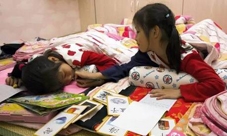 “不能让孩子输在起跑线上。”在这种教育观念的影响下,许多家长在孩子学龄前就过早地给他(她)们“套上了小夹板”。一对双胞胎姐妹正在完成“睡前”作业。 “不能让孩子输在起跑线上。”在这种教育观念的影响下,许多家长在孩子学龄前就过早地给他(她)们“套上了小夹板”。一对双胞胎姐妹正在完成“睡前”作业。