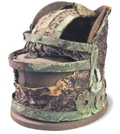 “三梁进德冠”是李勣墓出土的文物，这是中国目前所能见到的年代最久的一顶帽子实物。进德冠为君王褒奖臣子“资忠履信以进德”所赐戴的官帽，并依官位高低，有一梁、二梁、