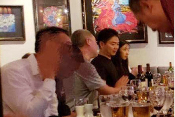 网传案发当晚饭局照片