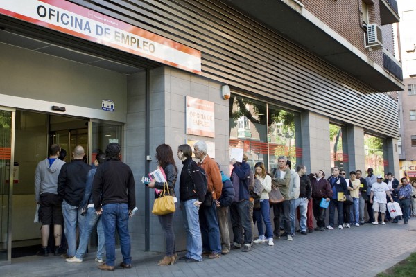 图为人们在就业办公室外排队等候。(Getty Images) 图为人们在就业办公室外排队等候。(Getty Images)