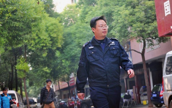 戴着金丝眼镜看上去文质彬彬的张晓勇,在大伙儿心目是一个称职的小区保姆。(网络图片) 戴着金丝眼镜看上去文质彬彬的张晓勇,在大伙儿心目是一个称职的小区保姆。(网络图片)