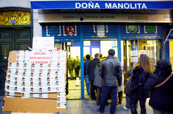 图为西班牙民众为买圣诞彩票而排长队(Getty Images) 图为西班牙民众为买圣诞彩票而排长队(Getty Images)