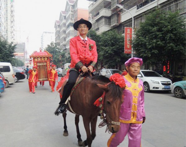 骑马抬轿子娶新娘。(网络图片) 骑马抬轿子娶新娘。(网络图片)