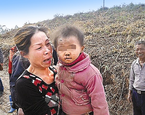 小美的母亲抱着失而复得的孩子喜极而泣。（网络图片）