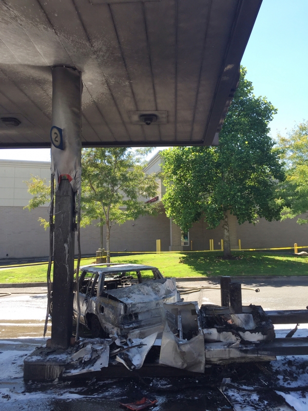 被困女子的汽车被烧成一堆烂铁。（网络图片）