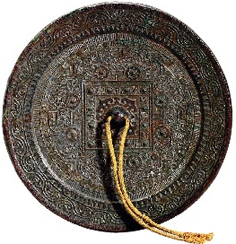 “仙人不老”博局镜 年代:新莽──东汉早期 直径:203 mm 此镜因“铜质莹洁,色泽古穆,铭词规制”,且与《宣和博古图》卷二十八所录《汉仙人不老鉴》同,故被乾隆皇帝列为古镜中之上上等。(网络图片) “仙人不老”博局镜 年代:新莽──东汉早期 直径:203 mm 此镜因“铜质莹洁,色泽古穆,铭词规制”,且与《宣和博古图》卷二十八所录《汉仙人不老鉴》同,故被乾