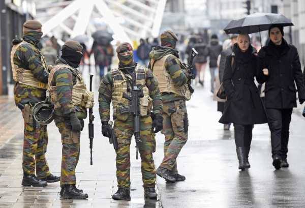 11月21日,为防止可能的恐怖袭击,士兵在布鲁塞尔街头巡逻。(AFP/Getty Images) 11月21日,为防止可能的恐怖袭击,士兵在布鲁塞尔街头巡逻。(AFP/Getty Images)