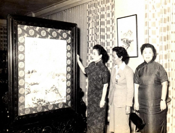 1956年、詹张世德会长(中)率团到台参加国庆庆典并前往官邸拜访蒋宋美龄(左)时合照。照片中宋美龄向张医生展视她亲手绘画的山水画。照片右边是当年中华民国妇女会钱剑秋秘书长。(詹致远提供) 1956年、詹张世德会长(中)率团到台参加国庆庆典并前往官邸拜访蒋宋美龄(左)时合照。照片中宋美龄向张医生展视她亲手绘画的山水画。照片右边是当年中华民国妇女会钱