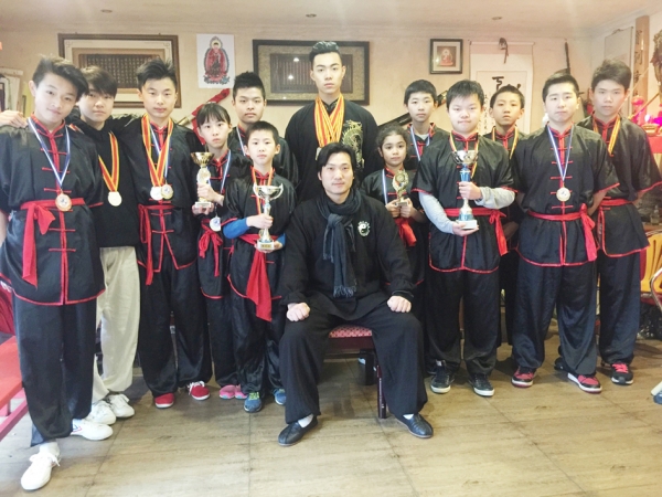 法国国际天行武道馆馆长涂远见先生（前排中）与得意门生陈欧吏（后排中）和部分获奖弟子合影。（图片由法国国际天行武道馆提供）