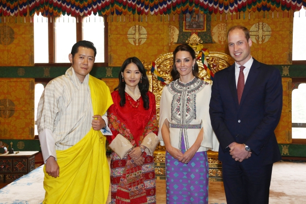 不丹国王旺楚克、皇后贝玛与英国威廉王子、凯特王妃合影。(Getty Images)