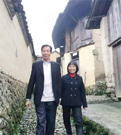 富翁姚南山与村妇刘丽娟(网络图片) 富翁姚南山与村妇刘丽娟(网络图片)