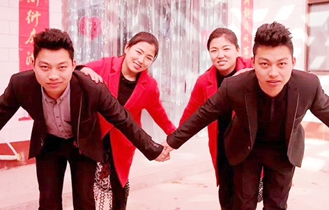 两对新人不仅外貌很像,连说话的声音、神情都很相似。(网络图片) 两对新人不仅外貌很像,连说话的声音、神情都很相似。(网络图片)