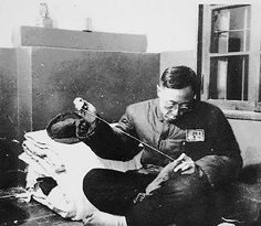 穿衣扫地是他监狱生活的第一课,溥仪从皇帝开始转变为普通人迈出了艰难的第一步。(网络图片) 穿衣扫地是他监狱生活的第一课,溥仪从皇帝开始转变为普通人迈出了艰难的第一步。(网络图片)