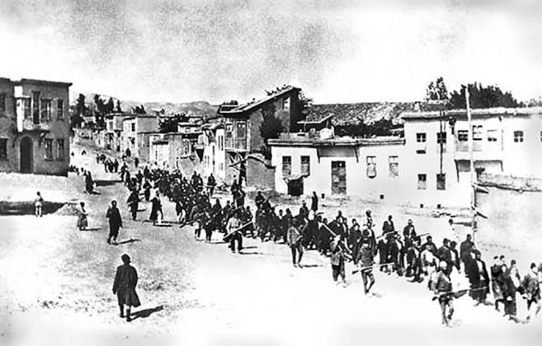 1915年4月,亚美尼亚平民在奥斯曼士兵引领下穿过哈尔普特前往附近监狱。 (维基百科) 1915年4月,亚美尼亚平民在奥斯曼士兵引领下穿过哈尔普特前往附近监狱。 (维基百科)