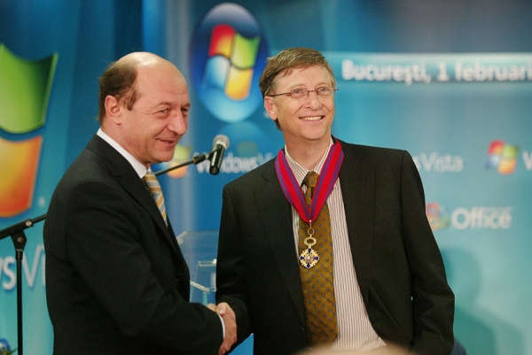 2007年,时任罗马尼亚总统伯塞斯库与比尔•盖茨握手。(AFP/Getty Images) 2007年,时任罗马尼亚总统伯塞斯库与比尔•盖茨握手。(AFP/Getty Images)